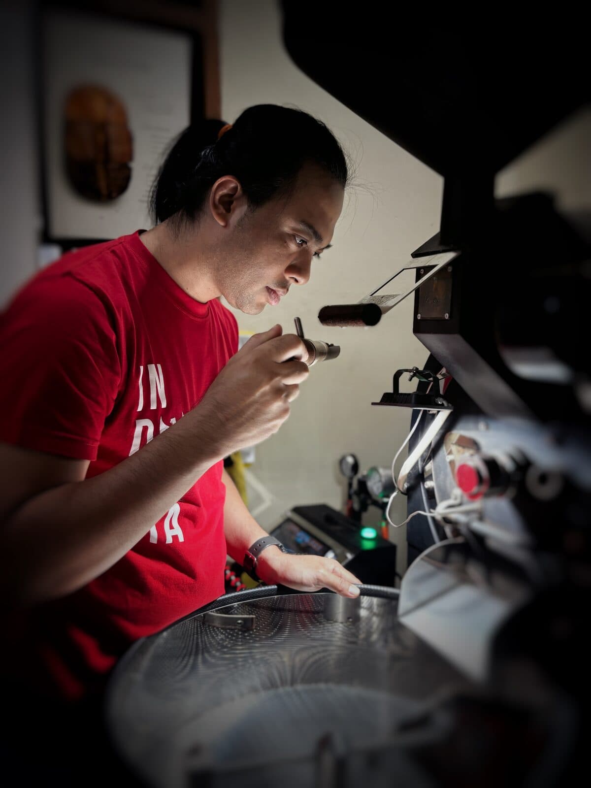 Peserta kelas kopi berlatih menyeduh di bar