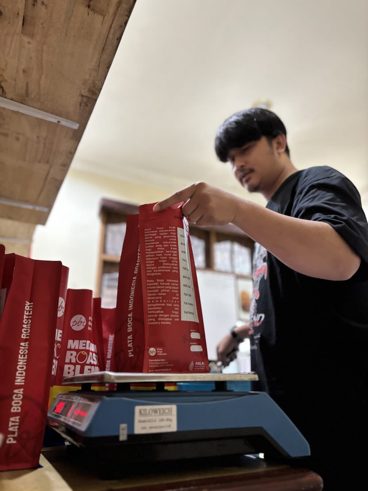 Pekerja mengisi kemasan Medium Roast Blend berlabel Plata Boga Indonesia Roastery